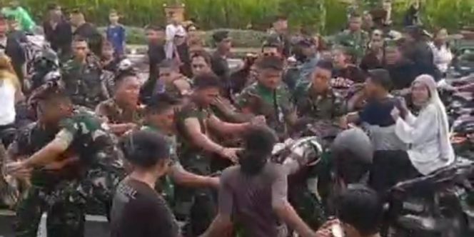 
 Viral Video Keributan Warga Pengiring Jenazah dengan Prajurit, Ini Penjelasan TNI AD
