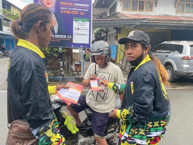 
 Gepak Kuning Kaltim Bagikan Selebaran dan Stiker Pemilu Damai 2024, Damai dan Anti Hoaks
