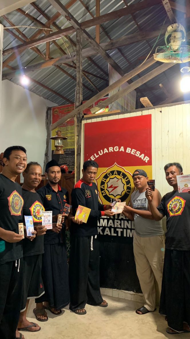 
 Paguyuban Margalayu Kaltim Sebar Stiker Pemilu Damai 2024