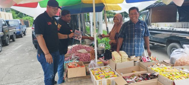 
 LBN Kaltim Bagikan Selebaran dan Stiker Imbau Pemilu Damai dan Anti Hoaks
