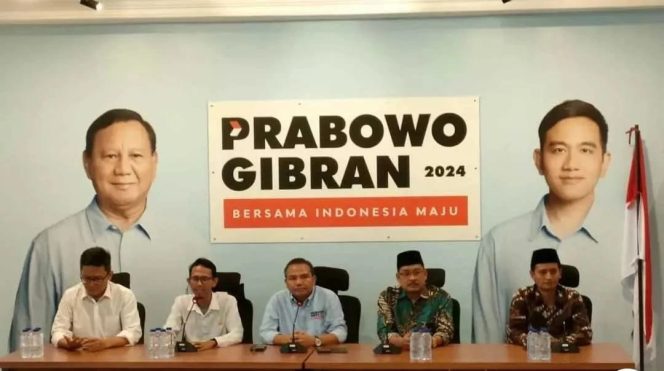 
 Relawan Anies dan Ganjar Kompak Pindah Dukungan ke Prabowo-Gibran
