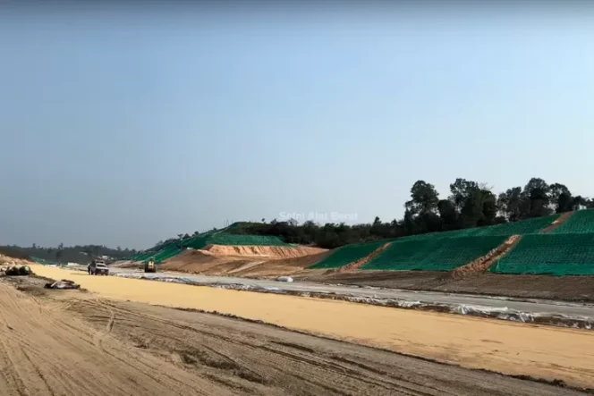 
 Jalan Tol IKN di Kalimantan Timur Ditargetkan Selesai Juni 2024: Pangkas Waktu Tempuh ke Balikpapan hingga 1,5 Jam, Ini Progresnya!