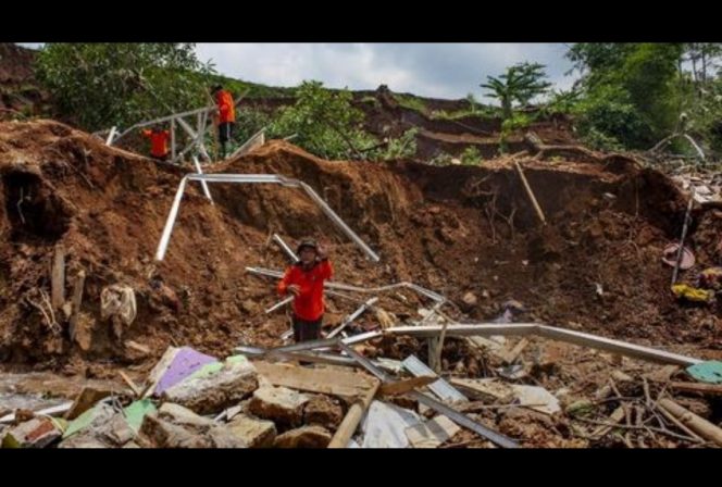 
 Longsor di Subang Timbun Mata Air dan Rumah Warga, 300 Jiwa Mengungsi