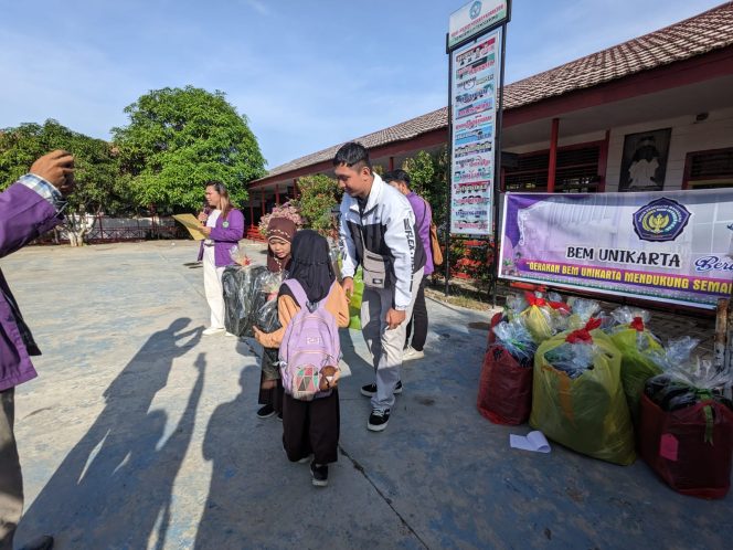 
 BEM Unikarta Bagikan Seragam Sekolah di SDN 031 Tenggarong