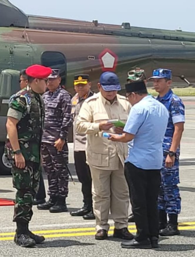
 Rektor Uniba Isradi Zainal Beri Kejutan Buat Capres Prabowo Subianto, Serahkan 2 Buku tentang IKN