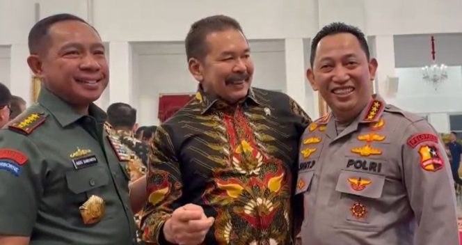 
 Tampak Akrab dengan Kapolri di Istana, Jaksa Agung Tak Ada Masalah