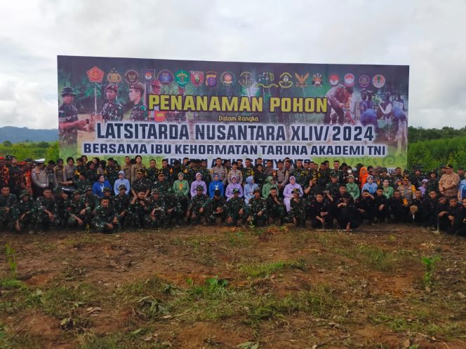 
 Istri Panglima TNI Tanam Bibit Pohon di IKN, Polda Kaltim dan Kodam VI Mulawarman Sinergi Jaga Keamanan