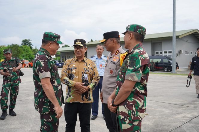 
 Kapolda Kaltim Sambut Kedatangan Pangkogabwilhan II di Base Ops Lanud Balikpapan