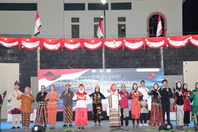 
 Polda Kaltim Sukseskan Pencanangan Awal Gerakan Pembagian 10 Juta Bendera Merah Putih dan Malam Pentas Seni di PPU