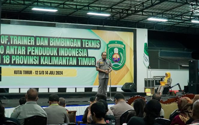 
 Kasmidi Bulang Terima Penghargaan dari RAPI Kaltim