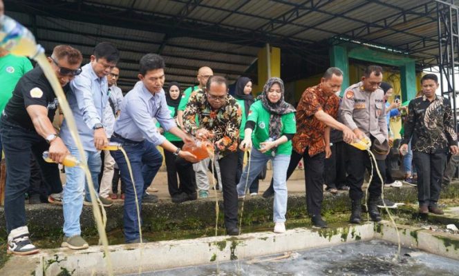 
 Kasmidi Bulang Dukung Aksi Tebar Eco Enzyme di Pasar Induk Sangatta