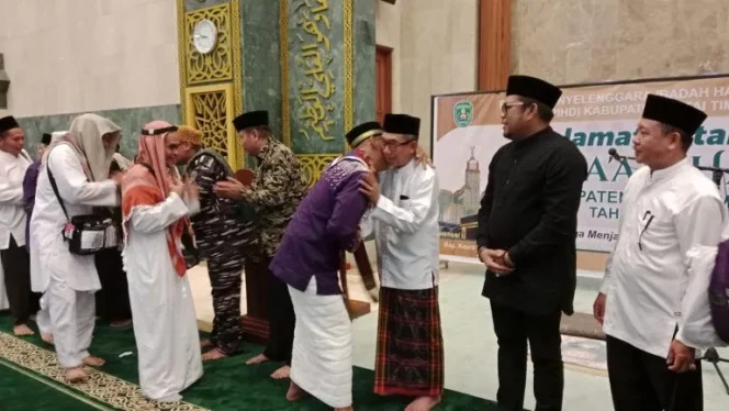 
 Kasmidi Bulang Sambut Hangat Kepulangan Jamaah Haji Kutim di Masjid Al Farouq