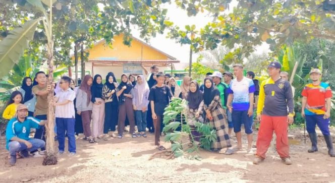 
 Warga RT 64 Tanam Pisang di Jalan Rusak, Sindir Ketidakpedulian Pemkab Kutai Timur