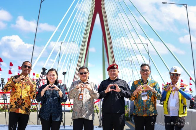 
 Presiden Joko Widodo meresmikan Jembatan Pulau Balang