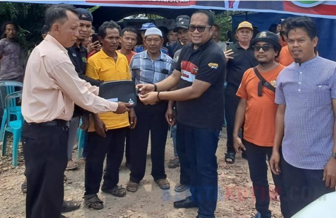 
 Kasmidi Bulang Serahkan Ambulans untuk Tingkatkan Pelayanan Kesehatan di Muara Gabus