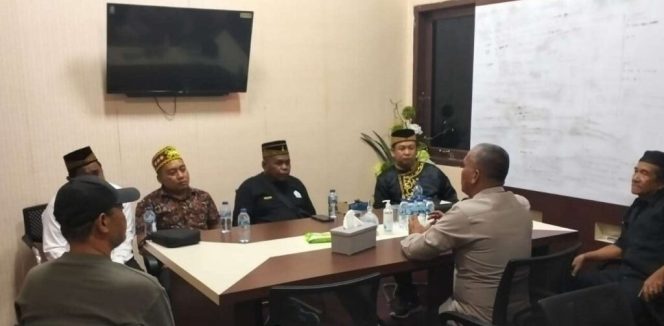 
 Ketua Lembaga Adat Paser (LAP) Kabupaten Penajam Paser Utara (PPU), Musa, bersama dengan gabungan beberapa organisasi masyarakat (ormas) kedaerahan, mengunjungi Markas Polres PPU