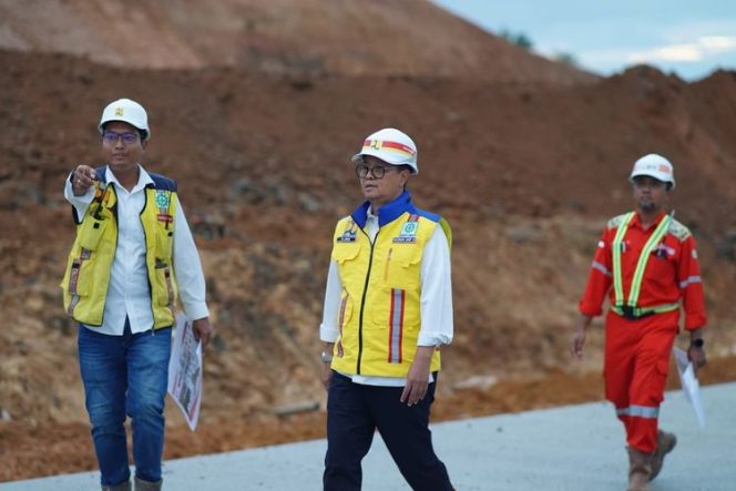 
 Direktur Jenderal Bina Marga Kementerian PUPR Rachmann Arief Dienaputra (tengah) meninjau pembangunan salah satu infrastruktur konektivitas yang sedan dikerjakan Ditjen Bina Marga.