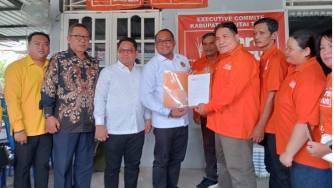 
 Kasmidi Bulang dan Lulu Kinsu Tеrima Surat Rеkomеndasi dari Partai Buruh Kutim