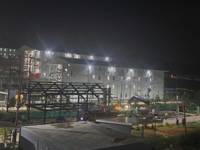 
 Pembangunan Optimalisasi Hunian Pekerja Konstruksi (HPK) 1 yang sedang dikerjakan pada malam hari