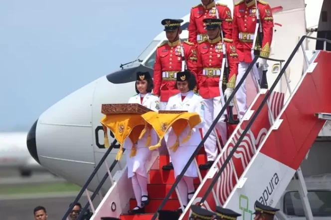 
 Rombongan kirab Bendera Merah Putih dan Teks Proklamasi saat tiba di Bandara SAMS Balikpapan, Rencananya dikembalikan 31 Agustus 2024.