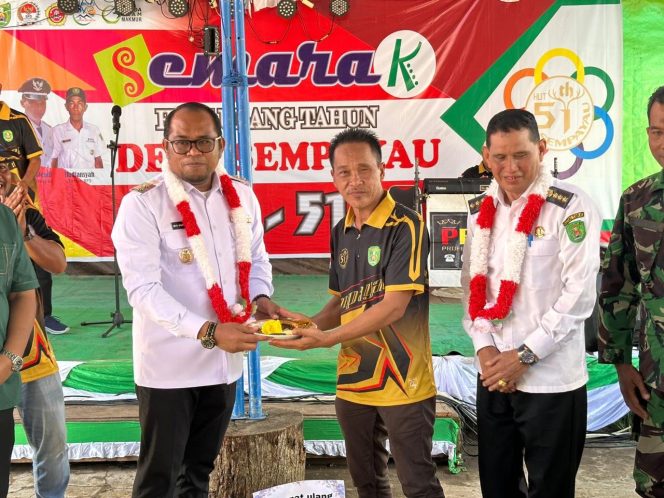 
 Wakil Bupati Kutai Timur (Kutim) Kasmidi Bulang bersama jajarannya menghadiri peringatan hari jadi Desa Sempayau ke-51 di Kecamatan Sangkulirang