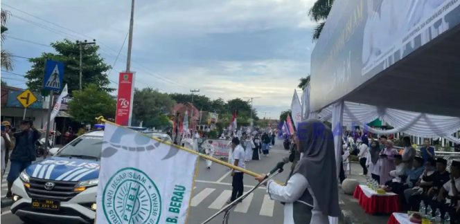 
 Bupati Berau Hj. Sri Juniarsih Mas, M.Pd membuka Pawai Muharram di depan Masjid Baitul Hikmah, Jalan Apt Pranoto, Kecamatan Tanjung Redeb