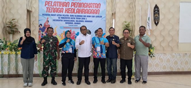 
 Kasmidi Bulang membuka kegiatan Pelatihan Peningkatan Tenaga Olahraga di Gedung Serba Guna Kantor Camat Sangkulirang