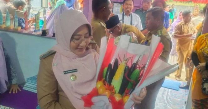 
 Bupati Berau, Sri Juniarsih Mas, membuka Expo Produk Unggulan Kampung se-Kecamatan Biatan di Kantor Camat Biatan
