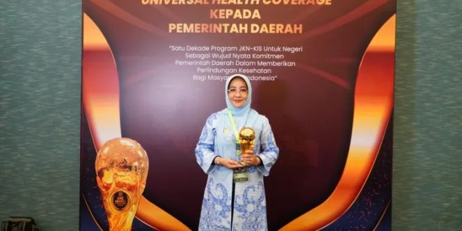 
 Bupati Berau Sri Juniarsih Mas kembali meraih penghargaan Universal Health Coverage (UHC) Award Tahun 2024 dengan kategori madya