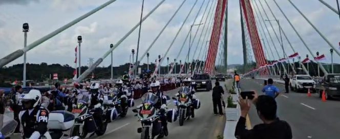 
 Rombongan Kirab Kirab duplikat bendera pusaka merah putih dan naskah teks Proklamasi melewati Jembatan Pulau Balang menuju Istana Negara IKN Nusantara