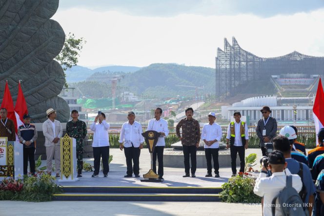 
 Presiden Joko Widodo melakukan peresmian Taman Kusuma Bangsa di IKN Nusantara