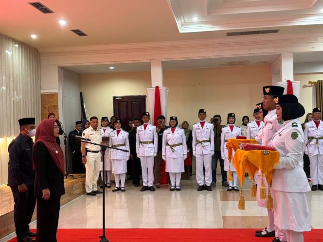 
 Pasukan Pengibar Bendera (Paskibra) Kabupaten Berau resmi dikukuhkan oleh Bupati Berau, Sri Juniarsih Mas