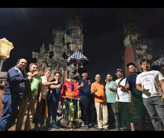 
 H. Kinsu dan rombongannya tiba di Pura Dharma Prima Jagadnatha disambut langsung oleh Ketua PHDI Kota Sangatta, Putu Winarta