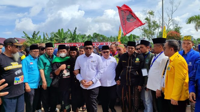 
 Kasmidi Bulang dan Lulu Kinsu, secara resmi mendaftarkan diri ke Komisi Pemilihan Umum (KPU) Kabupaten Kutim.