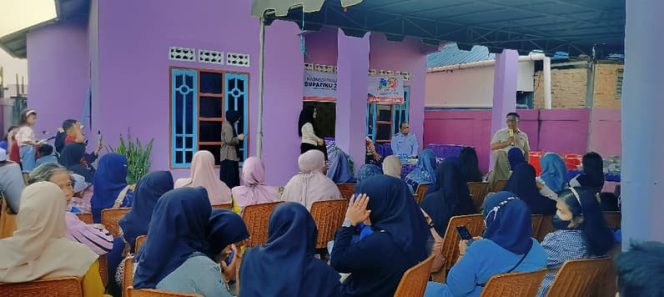 
 H Kasmidi Bulang dalam acara silaturahmi di kediaman Keluarga Besar Lois, RT 36 Desa Singa Gembara, Kecamatan Sangatta Utara, Kabupaten Kutai Timur