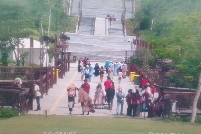 
 Pantauan CCTV di Plaza Seremoni, warga antusias meninkmati sejumlah fasilitas di Plaza Seremoni IKN