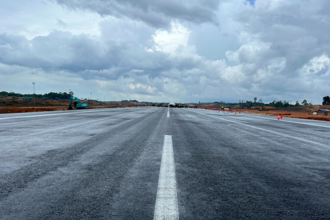 
 Landasan pacu atau runway Bandara Ibu Kota Nusantara (IKN)