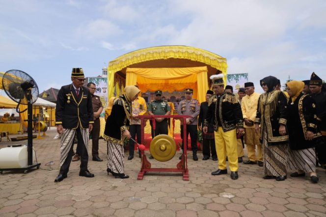 
 Bupati Berau Sri Juniarsih Mas secara resmi membuka peringatan Hari Jadi Kelurahan Gunung Tabur yang ke-21