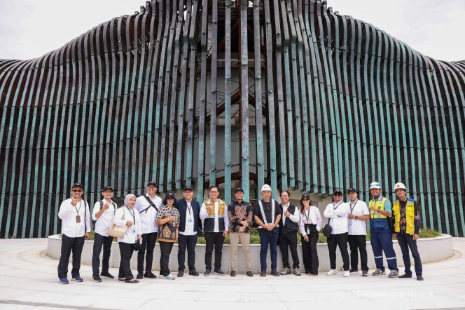 
 Kepala Kantor Komunikasi Kepresidenan dan Tim Meninjau Keberlanjutan Pembangunan IKN