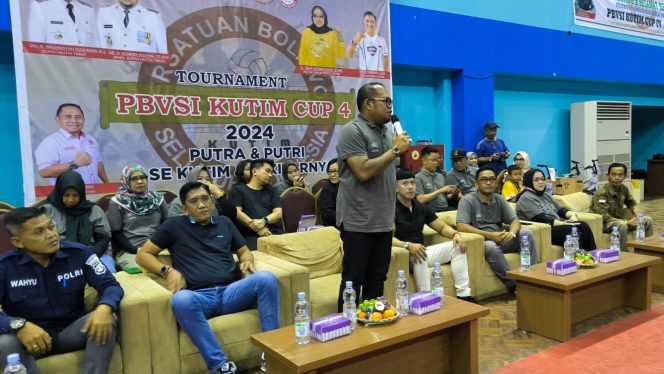 
 Wakil Bupati Kasmidi Bulang Buka Turnamen PBVSI Kutim Open IV