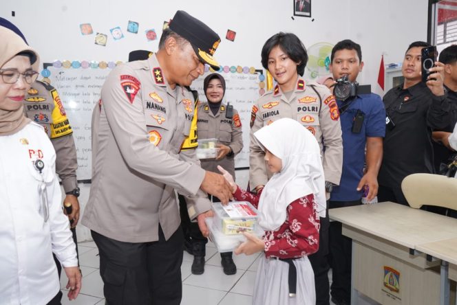 
 program makan bergizi gratis. Kegiatan yang diadakan di SDN 034, Jalan Soekarno-Hatta KM 7, Balikpapan Utara