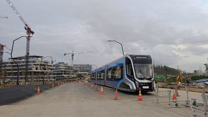 
 Trem Otonom Terpadu (TOT) buatan CRRC China yang telah menjalani uji coba di IKN.