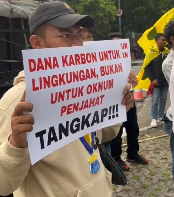 
 Para pendemo saat membentangkan poster isi tuntutan. (Istimewa)