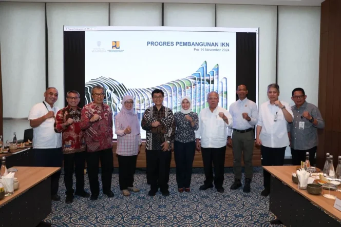 
 Anggota III Badan Pemeriksa Keuangan (BPK) Akhsanul Khaq (kelima dari kiri) dan Kepala Otorita Ibu Kota Nusantara (OIKN) Basuki Hadimuljono (keempat dari kanan)