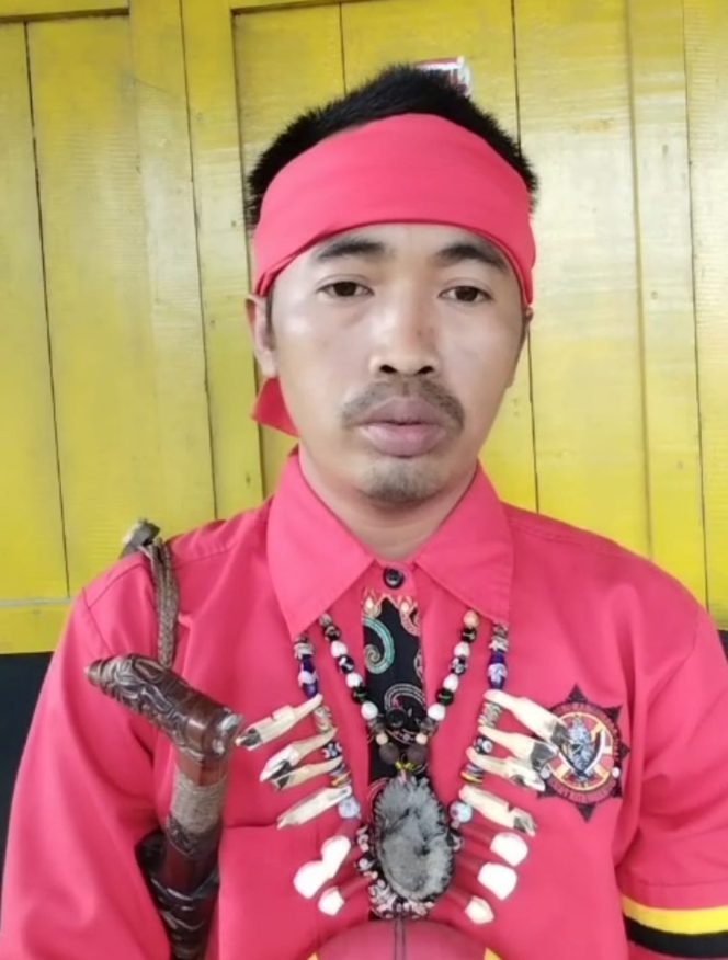 
 Zaeni, Ketua Pasukan Merah Tariu Borneo Bangkule Rajakng untuk Kabupaten Paser dan Penajam Paser Utara