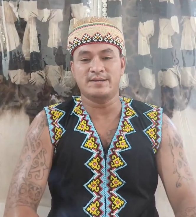 
 Seniman muda Mahakam Ulu, Yulis Ukad