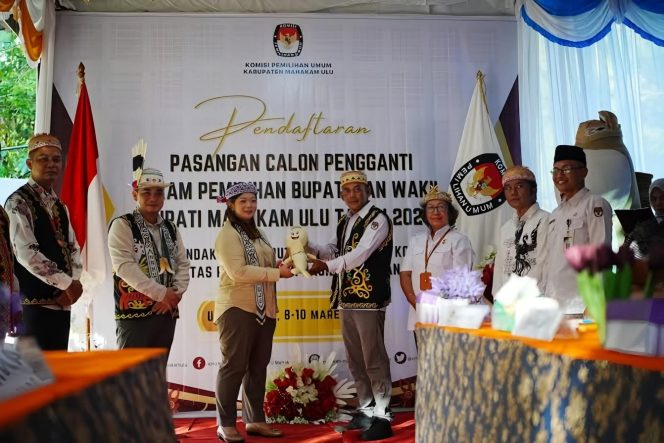 
 KPU Mahulu menerima pendaftaran paslon Angela Idang Belawan dan Suhuk