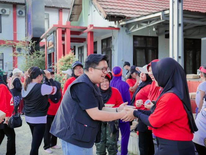 
 Rendi Solihin Ajak Warga Loa Duri Ilir Zumba Bareng, Tekankan Pemerataan Pembangunan