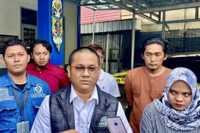 
 Kuasa Hukum, Muhamad Pazri (tengah) mewakili keluarga korban pembunuhan Jurnalis Kalsel memberikan keterangan usai memenuhi panggilan penyidik di Denpomal Banjarmasin, Kalimantan Selatan, Rabu (2/4). (ANTARA/TUMPAL ANDANI ARITONANG)