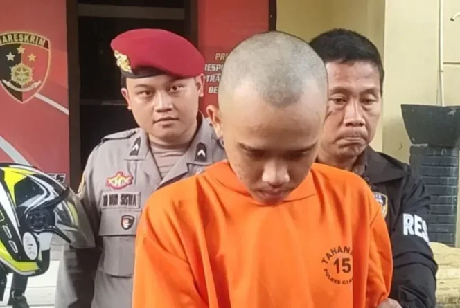 
 Pelaku pembakaran dua mobil di ruko Jalan Siliwangi, Cianjur, Jawa Barat, Iqbal Gandi Siregar diringkus polisi di rumah kontrakan yang tidak jauh dari lokasi ruko, Kamis (3/4/2025). ANTARA/Ahmad Fikri